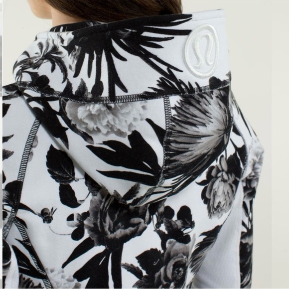 [US2]Lululemon scuba Hoodie Black/ White Floral Pattern - Picture 7 of 14